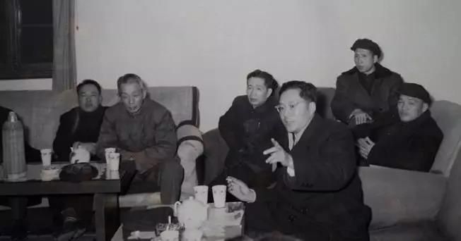 南(nan)京長(zhang)江(jiang)大(da)橋工(gong)程(cheng)指揮部(bu)開會（右4爲(wei)梅旸春）